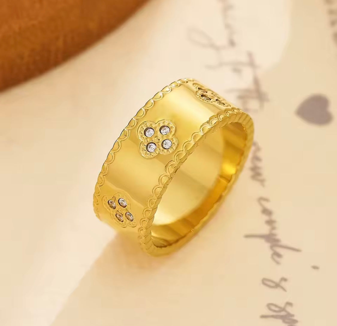Bree Clover Band Ring
