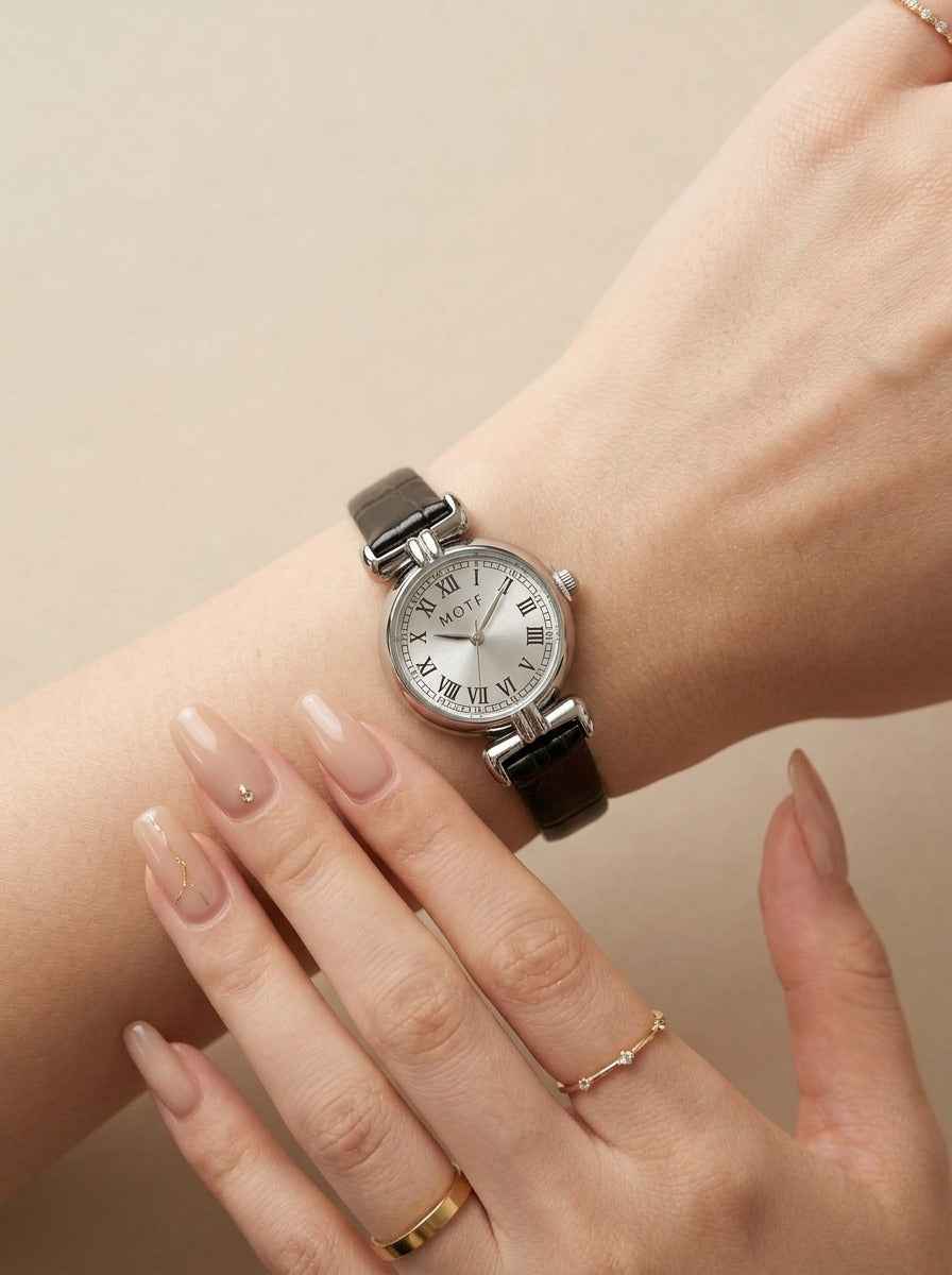 Vintage Noir Women Strap Watch
