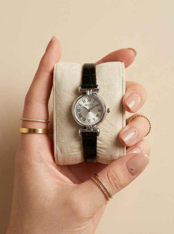 Vintage Noir Women Strap Watch