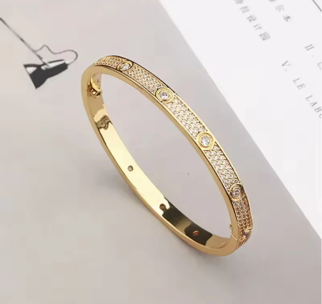 woman wearing dotted diamond stone bangle event jewellery pakistan