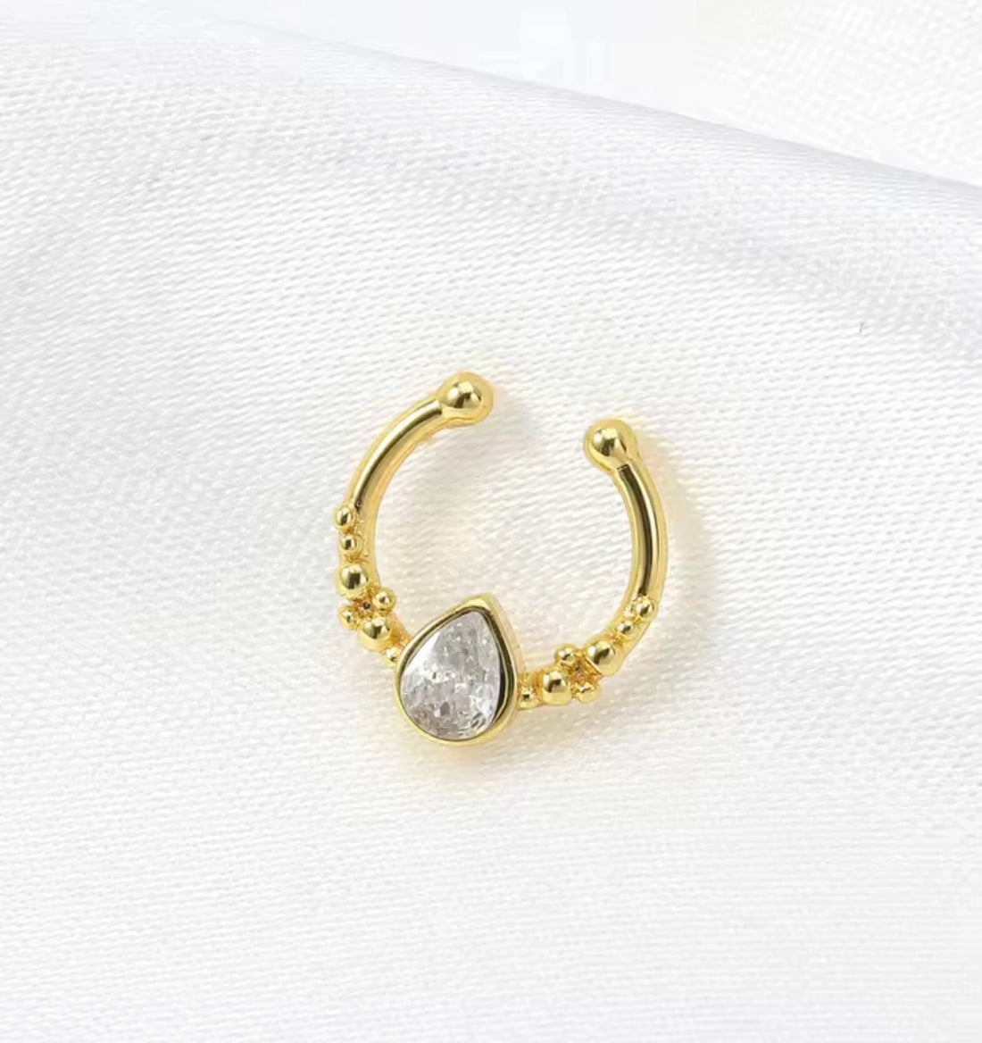 One Diamond Nose Ring for women featuring a sparkling single-stone design, elegant nose jewellery for everyday wear in Pakistan