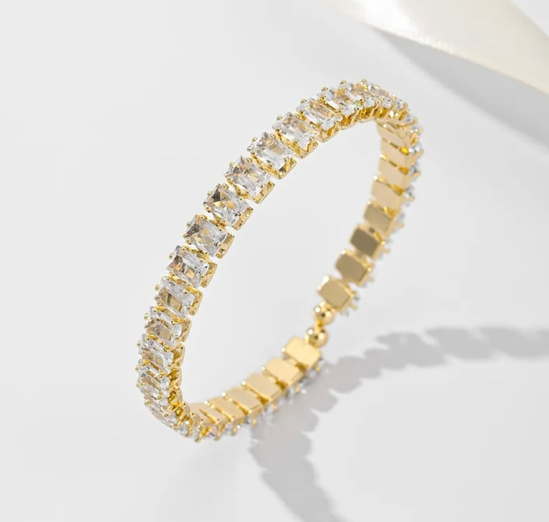 woman wearing crown round bangle daily wear jewellery pakistan